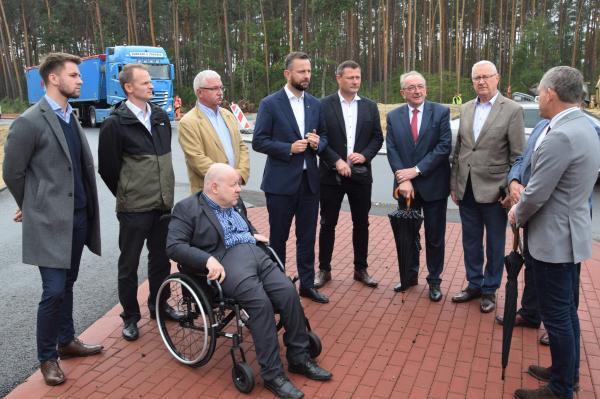 W ostatnich dniach Wicemarszałek Wojciech Jankowiak wizytował inwestycje na drodze wojewódzkiej nr 178 na terenie gmin Połajewo i Ryczywół oraz powstające rondo w miejscowości Przyłęk w gminie Nowy Tomyśl.- kliknij aby powiększyć