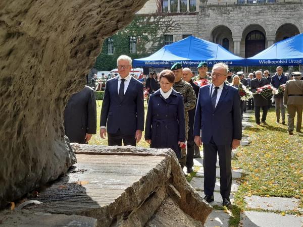 Wojciech Jankowiak Wicemarszałek Województwa Wielkopolskiego wziął udział w obchodach 83. rocznicy napaści Związku Radzieckiego na Polskę w 1939 roku. Główne wojewódzkie obchody tej uroczystości odbyły się w dniu 17 września pod pomnikiem Ofiar Katynia i Sybiru w Ogrodzie Zamkowym w Poznaniu.- kliknij aby powiększyć