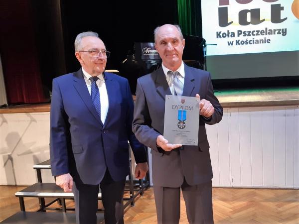 Koło Pszczelarzy im. Klemensa Kruszewskiego w Kościanie jedno z najstarszych tego typu stowarzyszeń w kraju obchodziło w dniu 17 września jubileusz 150-lecia działalności. W trakcie uroczystości Wicemarszałek Wojciech Jankowiak wręczył zasłużonej organizacji Odznakę Honorową Za Zasługi dla Województwa Wielkopolskiego. - kliknij aby powiększyć