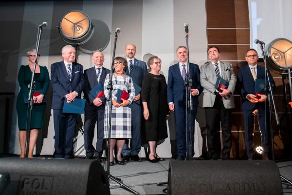 Osoby nagrodzone okolicznościowymi medalami  - uroczyste otwarcie Centrum Innowacyjnej Technologii Farmaceutycznej - kliknij aby powiększyć