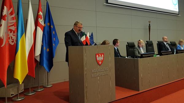 Wicemarszałek Krzysztof Grabowski - w obradach XLV Sesji Sejmiku Województwa Wielkopolskiego uczestniczyła delegacja z Piedimonte San Germano z Włoch oraz Gminy Ceków Kolonia w powiecie kaliskim. - kliknij aby powiększyć