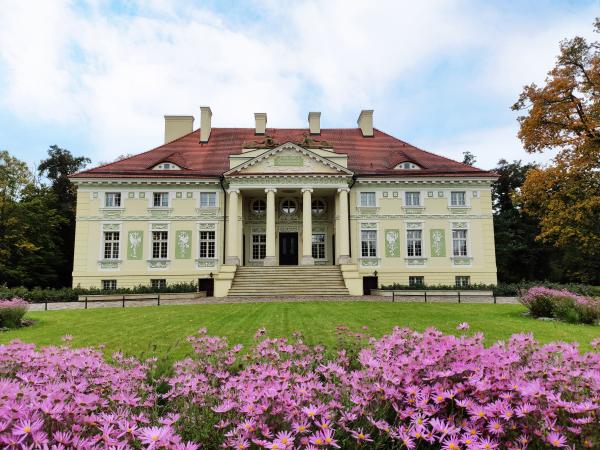 Zespół Pałacowo-Parkowy w Lewkowie przeszedł gruntowną renowację i modernizację - kliknij aby powiększyć