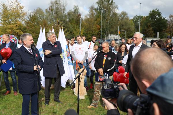 Otwarcie skweru Wielkiej Orkiestry Świątecznej Pomocy z udziałem Jurka Owsiaka przy ul. Wrzoska w sąsiedztwie Wielkopolskiego Centrum Pediatrii  - kliknij aby powiększyć