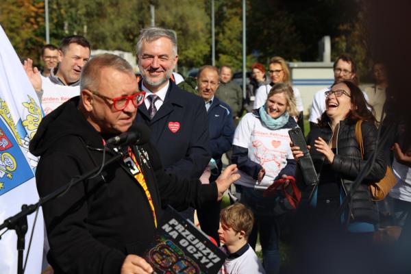 Otwarcie skweru Wielkiej Orkiestry Świątecznej Pomocy z udziałem Jurka Owsiaka przy ul. Wrzoska w sąsiedztwie Wielkopolskiego Centrum Pediatrii  - kliknij aby powiększyć