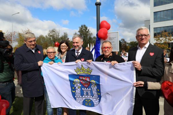 Otwarcie skweru Wielkiej Orkiestry Świątecznej Pomocy z udziałem Jurka Owsiaka przy ul. Wrzoska w sąsiedztwie Wielkopolskiego Centrum Pediatrii  - kliknij aby powiększyć