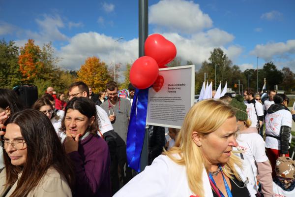 Otwarcie skweru Wielkiej Orkiestry Świątecznej Pomocy z udziałem Jurka Owsiaka przy ul. Wrzoska w sąsiedztwie Wielkopolskiego Centrum Pediatrii  - kliknij aby powiększyć