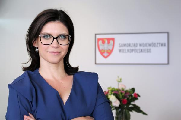 Paulina Stochniałek Członkini Zarządu Województwa Wielkopolskiego otrzymała statuetką Przyjaciel Spółdzielczości Socjalnej 2021-2022- kliknij aby powiększyć
