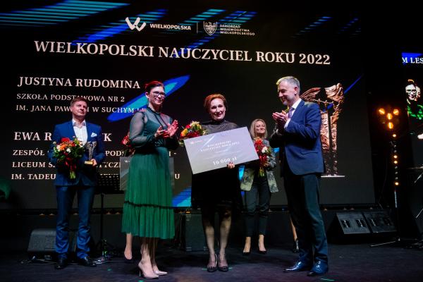 13 placówek edukacyjnych i 13 nauczycieli z naszego regionu zostało nagrodzonych i wyróżnionych podczas gali podsumowującej konkursy o tytuł Wielkopolska Szkoła Roku oraz Wielkopolski Nauczyciel Roku. Gala odbyła się w ramach uroczystych obchodów Dnia Edukacji Narodowej.- kliknij aby powiększyć