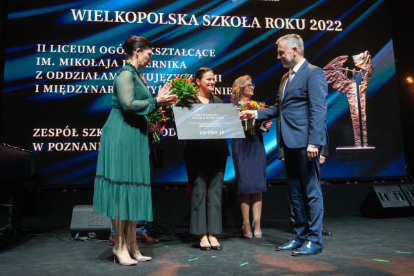 13 placówek edukacyjnych i 13 nauczycieli z naszego regionu zostało nagrodzonych i wyróżnionych podczas gali podsumowującej konkursy o tytuł Wielkopolska Szkoła Roku oraz Wielkopolski Nauczyciel Roku. Gala odbyła się w ramach uroczystych obchodów Dnia Edukacji Narodowej.- kliknij aby powiększyć