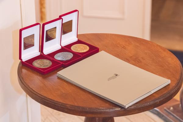 medale dla laureatów - kliknij aby powiększyć