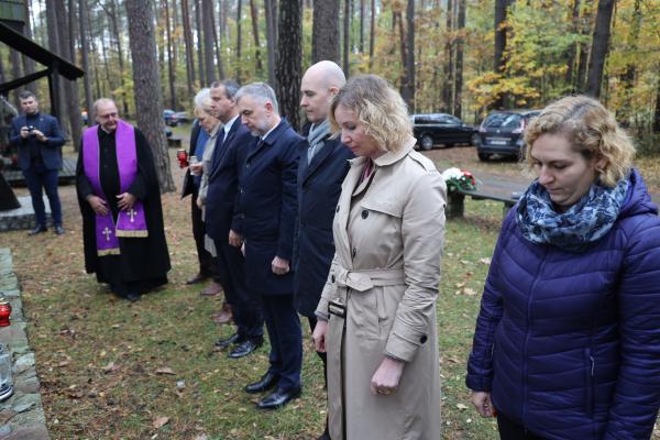 Marek Woźniak Marszałek Województwa Wielkopolskiego w tym roku odwiedził Miejsce Pamięci w Lasach Rożnowskich. - kliknij aby powiększyć