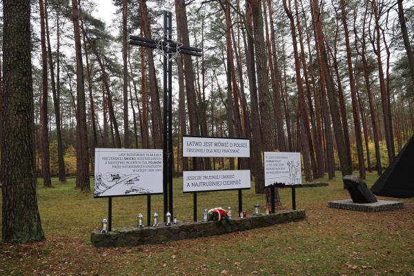 Marek Woźniak Marszałek Województwa Wielkopolskiego w tym roku odwiedził Miejsce Pamięci w Lasach Rożnowskich. - kliknij aby powiększyć