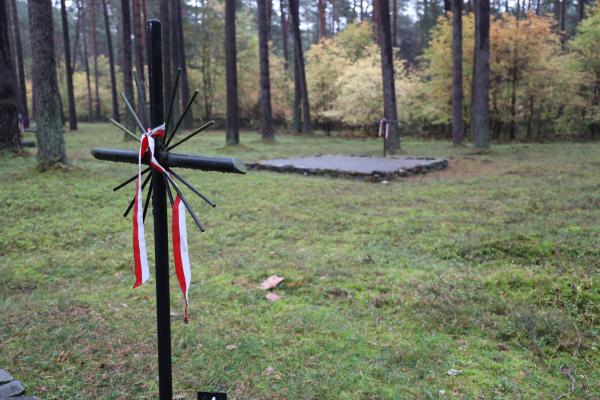 Marek Woźniak Marszałek Województwa Wielkopolskiego w tym roku odwiedził Miejsce Pamięci w Lasach Rożnowskich. - kliknij aby powiększyć