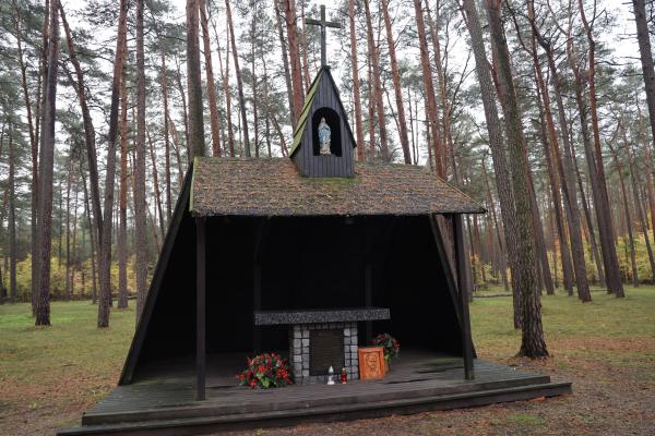 Marek Woźniak Marszałek Województwa Wielkopolskiego w tym roku odwiedził Miejsce Pamięci w Lasach Rożnowskich. - kliknij aby powiększyć