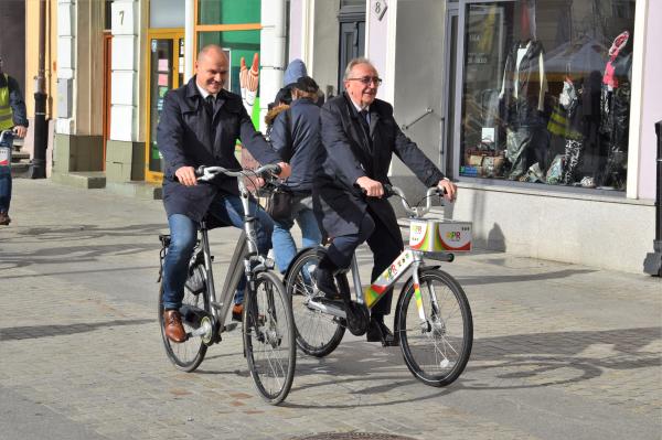 Wojciech Jankowiak Wicemarszałek Województwa Wielkopolskiego wziął udział w uroczystości otwarcia kompleksu ścieżek rowerowych w powiecie rawickim które odbyło się w dniu 21 października. Dwuetapowy projekt związany z budową ścieżek dofinansowany został kwotą ponad 20 mln zł z Wielkopolskiego Regionalnego Programu Operacyjnego 2014.- kliknij aby powiększyć