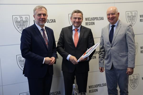 Marszałek Województwa Wielkopolskiego Marek Woźniak spotkał się z Ambasadorem Królestwa Danii Ole Toftem który odwiedził Wielkopolskę w dniu 31 października 2022 r. Ambasadorowi towarzyszył Konsul Honorowy Królestwa Danii w Poznaniu prof. dr hab. Krystian Ziemski oraz przedstawicielka Ambasady Izabela Jakobsen odpowiedzialna za sektor ds. energii w dziale handlowym Ambasady Danii. - kliknij aby powiększyć