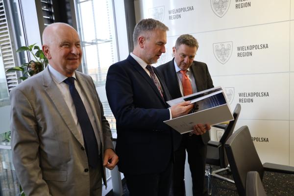 Marszałek Województwa Wielkopolskiego Marek Woźniak spotkał się z Ambasadorem Królestwa Danii Ole Toftem który odwiedził Wielkopolskę w dniu 31 października 2022 r. Ambasadorowi towarzyszył Konsul Honorowy Królestwa Danii w Poznaniu prof. dr hab. Krystian Ziemski oraz przedstawicielka Ambasady Izabela Jakobsen odpowiedzialna za sektor ds. energii w dziale handlowym Ambasady Danii. - kliknij aby powiększyć