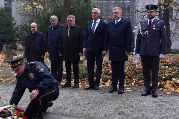 W dniu Wszystkich Świętych samorządowcy składają wiązanki kwiatów na mogiłach zasłużonych poznaniaków i Wielkopolan. Również w tym roku Marek Woźniak Marszałek Województwa Wielkopolskiego Jacek Jaśkowiak Prezydent Miasta Poznania Jan Grabkowski Starosta Powiatu Poznańskiego Grzegorz Ganowicz Przewodniczący Rady Miasta Poznania oraz ppłk Sławomir Wielgomas odwiedzili mogiły zasłużonych poznaniaków i Wielkopolan.- kliknij aby powiększyć