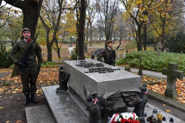 W dniu Wszystkich Świętych samorządowcy składają wiązanki kwiatów na mogiłach zasłużonych poznaniaków i Wielkopolan. Również w tym roku Marek Woźniak Marszałek Województwa Wielkopolskiego Jacek Jaśkowiak Prezydent Miasta Poznania Jan Grabkowski Starosta Powiatu Poznańskiego Grzegorz Ganowicz Przewodniczący Rady Miasta Poznania oraz ppłk Sławomir Wielgomas odwiedzili mogiły zasłużonych poznaniaków i Wielkopolan.- kliknij aby powiększyć