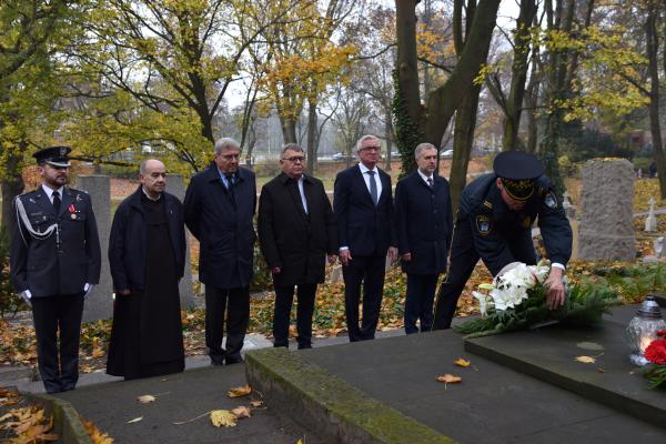 W dniu Wszystkich Świętych samorządowcy składają wiązanki kwiatów na mogiłach zasłużonych poznaniaków i Wielkopolan. Również w tym roku Marek Woźniak Marszałek Województwa Wielkopolskiego Jacek Jaśkowiak Prezydent Miasta Poznania Jan Grabkowski Starosta Powiatu Poznańskiego Grzegorz Ganowicz Przewodniczący Rady Miasta Poznania oraz ppłk Sławomir Wielgomas odwiedzili mogiły zasłużonych poznaniaków i Wielkopolan.- kliknij aby powiększyć