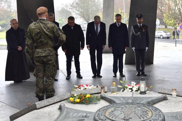 W dniu Wszystkich Świętych samorządowcy składają wiązanki kwiatów na mogiłach zasłużonych poznaniaków i Wielkopolan. Również w tym roku Marek Woźniak Marszałek Województwa Wielkopolskiego Jacek Jaśkowiak Prezydent Miasta Poznania Jan Grabkowski Starosta Powiatu Poznańskiego Grzegorz Ganowicz Przewodniczący Rady Miasta Poznania oraz ppłk Sławomir Wielgomas odwiedzili mogiły zasłużonych poznaniaków i Wielkopolan.- kliknij aby powiększyć