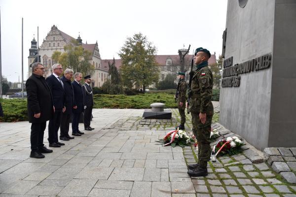 W dniu Wszystkich Świętych samorządowcy składają wiązanki kwiatów na mogiłach zasłużonych poznaniaków i Wielkopolan. Również w tym roku Marek Woźniak Marszałek Województwa Wielkopolskiego Jacek Jaśkowiak Prezydent Miasta Poznania Jan Grabkowski Starosta Powiatu Poznańskiego Grzegorz Ganowicz Przewodniczący Rady Miasta Poznania oraz ppłk Sławomir Wielgomas odwiedzili mogiły zasłużonych poznaniaków i Wielkopolan.- kliknij aby powiększyć