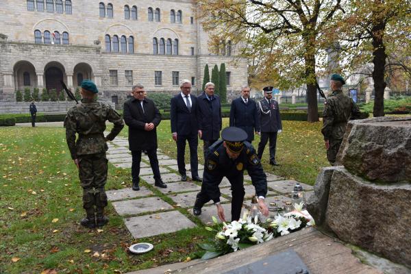 W dniu Wszystkich Świętych samorządowcy składają wiązanki kwiatów na mogiłach zasłużonych poznaniaków i Wielkopolan. Również w tym roku Marek Woźniak Marszałek Województwa Wielkopolskiego Jacek Jaśkowiak Prezydent Miasta Poznania Jan Grabkowski Starosta Powiatu Poznańskiego Grzegorz Ganowicz Przewodniczący Rady Miasta Poznania oraz ppłk Sławomir Wielgomas odwiedzili mogiły zasłużonych poznaniaków i Wielkopolan.- kliknij aby powiększyć