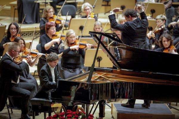Rafał Blechacz z Orkiestrą Filharmonii Poznańskiej- kliknij aby powiększyć