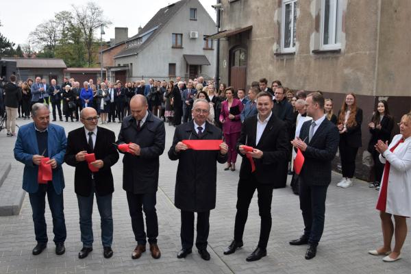 Wicemarszałek Województwa Wielkopolskiego Wojciech Jankowiak wziął udział w oficjalnym otwarciu nowoczesnych warsztatów i budynku dydaktycznego w Zespole Szkół Zawodowych im. St. Bobrowskiego w Rawiczu które odbyło się w piątek 4 listopada. Ponad 15 mln zł na rozbudowę szkoły pochodziło ze środków WRPO 2014.- kliknij aby powiększyć