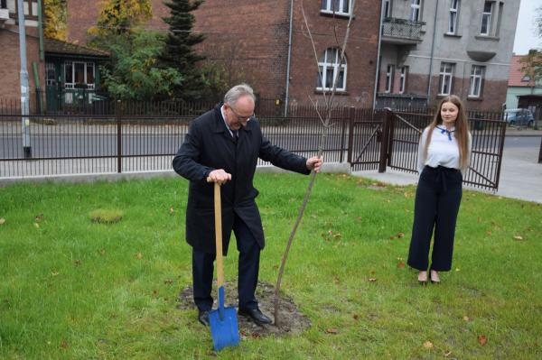 Wicemarszałek Województwa Wielkopolskiego Wojciech Jankowiak wziął udział w oficjalnym otwarciu nowoczesnych warsztatów i budynku dydaktycznego w Zespole Szkół Zawodowych im. St. Bobrowskiego w Rawiczu które odbyło się w piątek 4 listopada. Ponad 15 mln zł na rozbudowę szkoły pochodziło ze środków WRPO 2014.- kliknij aby powiększyć