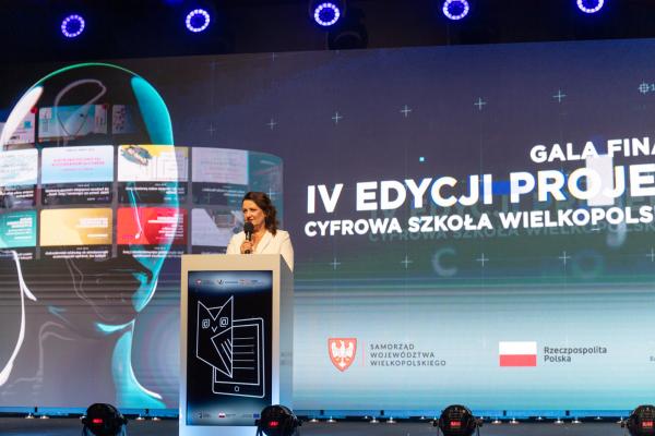 Wyróżnienia dla nauczycieli i uczniów przegląd wybranych projektów uczniowskich  wymiana doświadczeń i plany na przyszłość. Już po raz czwarty kolejni nauczyciele i uczniowie wielkopolskich szkół zostali zaproszeni na galę podsumowującą działania w Projekcie Cyfrowa Szkoła Wielkopolsk@ 2020 która odbyła się 16 listopada 2022 roku na terenie Międzynarodowych Targów Poznańskich. - kliknij aby powiększyć