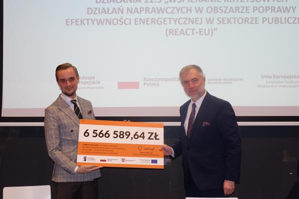 Marszałek Marek Woźniak z beneficjentem WRPO 2014+- kliknij aby powiększyć