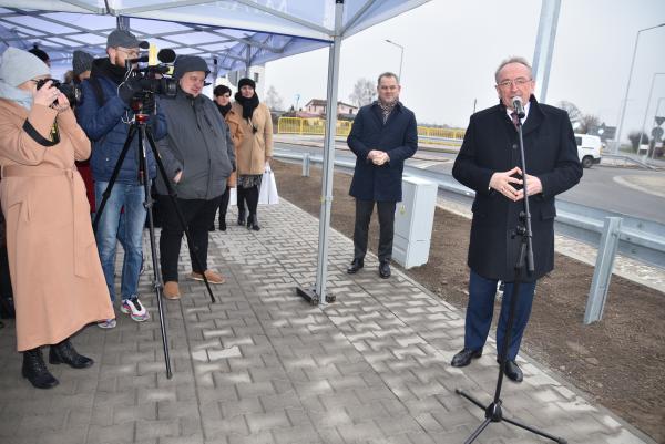 Wicemarszałek Wojciech Jankowiak podczas otwarcia ronda w Buku - kliknij aby powiększyć