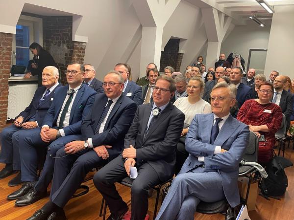 W dniu 6 grudnia 2022 r. w siedzibie CK Zamek w Poznaniu Wojciech Jankowiak Wicemarszałek Województwa Wielkopolskiego uczestniczył w posiedzeniu Gremium Doradczego Pełnomocnika ds. Partnerstwa Kraju Związkowego Brandenburgia na Wielkopolskę. - kliknij aby powiększyć