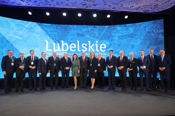 Laska Konwentu Marszałków Województw RP została przekazana przez Lubelszczyznę Wielkopolsce. Przez pierwsze półrocze 2023 roku przewodniczącym Konwentu Marszałków Województw RP będzie Marek Woźniak Marszałek Województwa Wielkopolskiego. To oznacza że Wielkopolska będzie areną debaty na temat najważniejszych dla samorządów województw spraw.  - kliknij aby powiększyć