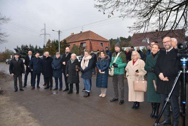 Dokładnie po 62 latach od budowy pierwszego mostu powstała nowa – pięcioprzęsłowa przeprawa przez Wartę przy drodze wojewódzkiej nr 431 która przez kolejne dziesięciolecia będzie służyła mieszkańcom.- kliknij aby powiększyć