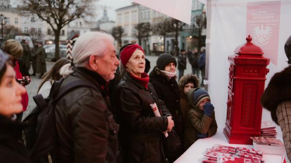 Miasteczka Powstańcze w weekend pojawiły się w trzech wielkopolskich miastach. Mieszkańcy Piły Leszna oraz Kalisza licznie wzięli udział w wydarzeniach plenerowych w ramach kampanii WywieśMY flagi dla Powstańców!.- kliknij aby powiększyć