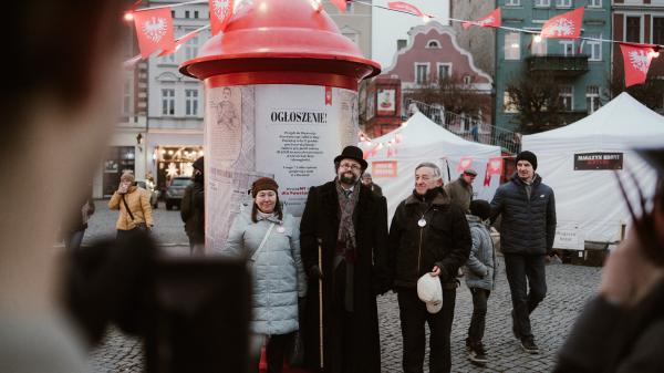 Miasteczka Powstańcze w weekend pojawiły się w trzech wielkopolskich miastach. Mieszkańcy Piły Leszna oraz Kalisza licznie wzięli udział w wydarzeniach plenerowych w ramach kampanii WywieśMY flagi dla Powstańców!.- kliknij aby powiększyć