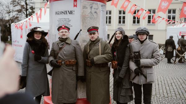 Miasteczka Powstańcze w weekend pojawiły się w trzech wielkopolskich miastach. Mieszkańcy Piły Leszna oraz Kalisza licznie wzięli udział w wydarzeniach plenerowych w ramach kampanii WywieśMY flagi dla Powstańców!.- kliknij aby powiększyć