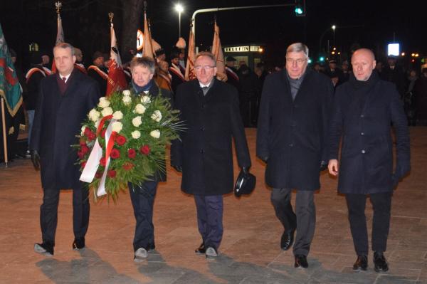 Wicemarszałek Wojciech Jankowiak wziął udział uroczystości upamiętniające 41. rocznicę wprowadzenia stanu wojennego.- kliknij aby powiększyć