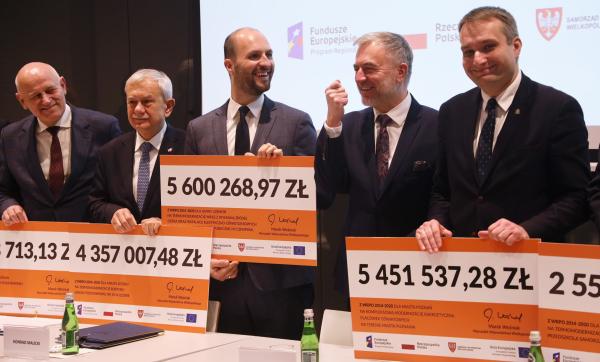 Marszałek Marek Woźniak podpisuje umowy na termomodernizację z WRPO 2014+- kliknij aby powiększyć
