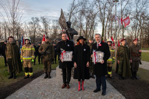 Marszałek Marek Woźniak wziął udział w uroczystości odsłonięcia pomnika Powstańca Wielkopolskiego w Jaraczewie. - kliknij aby powiększyć