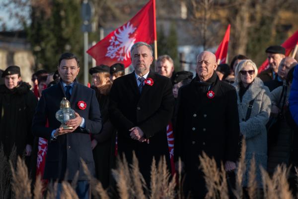 Marszałek Marek Woźniak wziął udział w uroczystości odsłonięcia pomnika Powstańca Wielkopolskiego w Jaraczewie. - kliknij aby powiększyć