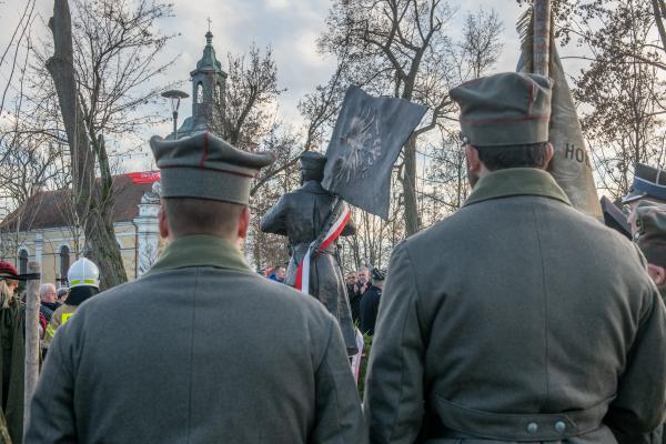Marszałek Marek Woźniak wziął udział w uroczystości odsłonięcia pomnika Powstańca Wielkopolskiego w Jaraczewie. - kliknij aby powiększyć
