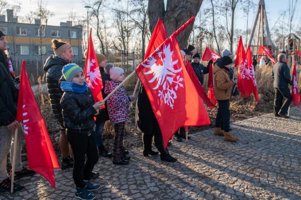 Marszałek Marek Woźniak wziął udział w uroczystości odsłonięcia pomnika Powstańca Wielkopolskiego w Jaraczewie. - kliknij aby powiększyć