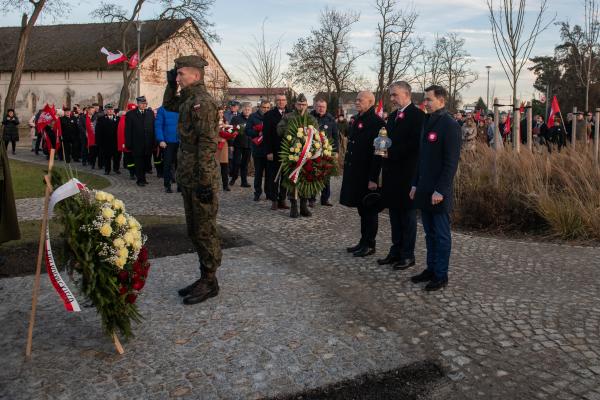 Marszałek Marek Woźniak wziął udział w uroczystości odsłonięcia pomnika Powstańca Wielkopolskiego w Jaraczewie. - kliknij aby powiększyć