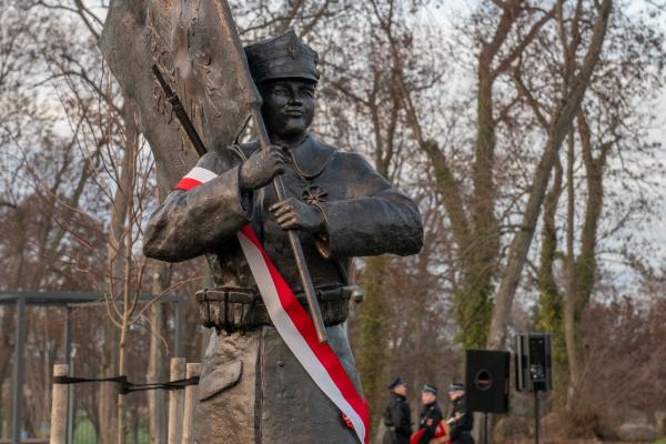 Marszałek Marek Woźniak wziął udział w uroczystości odsłonięcia pomnika Powstańca Wielkopolskiego w Jaraczewie. - kliknij aby powiększyć