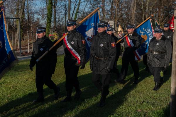 Marszałek Marek Woźniak wziął udział w uroczystości odsłonięcia pomnika Powstańca Wielkopolskiego w Jaraczewie. - kliknij aby powiększyć