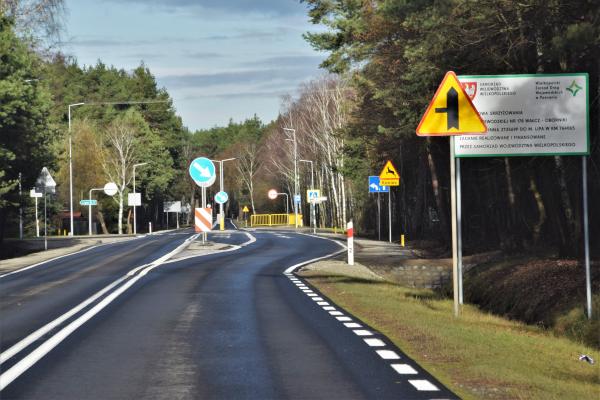 Wicemarszałek Województwa Wielkopolskiego Wojciech Jankowiak dokonał wizytacji zakończonej niedawno przebudowy skrzyżowania w miejscowości Lipa w powiecie obornickim. Inwestycja której koszt to ponad 25 mln zł była jednym z kilku zadań zrealizowanych w 2022 roku które poprawiły bezpieczeństwo na ruchliwej drodze wojewódzkiej nr 178.- kliknij aby powiększyć