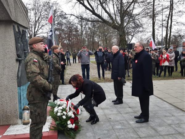 6 stycznia Wicemarszałek Wojciech Jankowiak uczestniczył w uroczystości z okazji 104. rocznicy zdobycia przez Powstańców Wielkopolskich lotniska Ławica w Poznaniu. Obchody odbyły się przy Pomniku Zdobywców Lotniska Ławica stojącym przed starym terminalem lotniska. - kliknij aby powiększyć